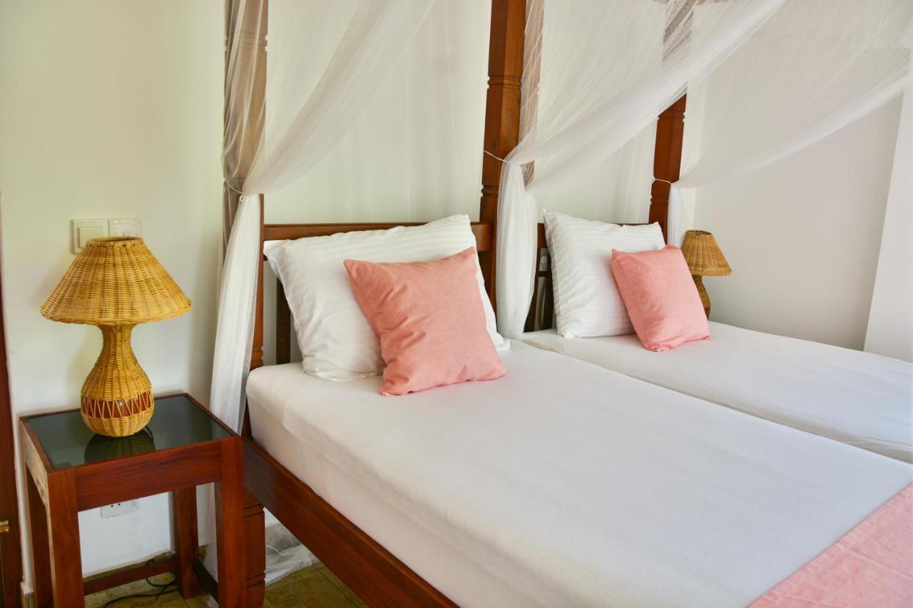 Villa Gamini Хиккадува Экстерьер фото
